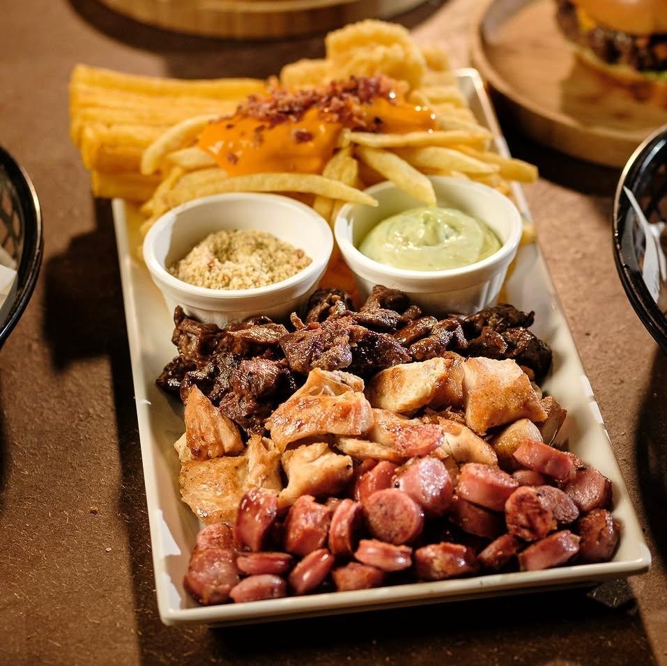 Tábua Jack com fritas e carnes